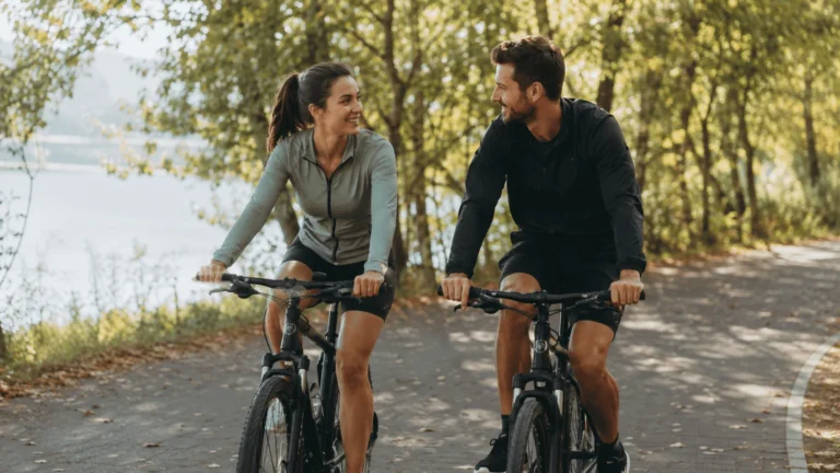 Longevity Story | Come rimanere giovani e rallentare l'invecchiamento — donna esegue una torsione yoga seduta su un tappetino in un ambiente domestico luminoso
