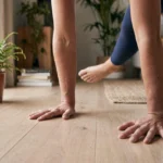 Longevity Story | Come rimanere giovani e rallentare l'invecchiamento — donna matura in abbigliamento sportivo prepara una ciotola di verdure, uova e avocado in una cucina luminosa